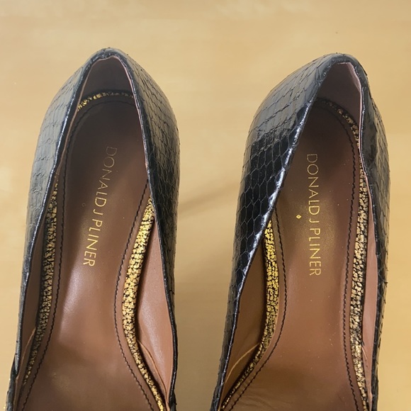 Donald J Pliner black & gold snakeskin pumps, 7.5 - Picture 2 of 7